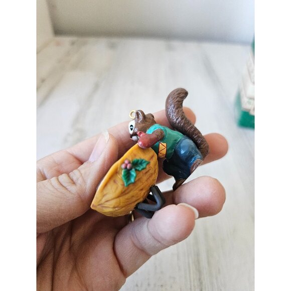 Enesco Xmas cookout squirrel grill ornament vintage in a nutshell second 1989 - Picture 5 of 10